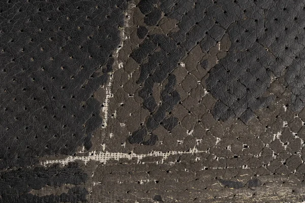 Deri ofis koltuğu arkaplan dokusunda yırtık siyah kumaş. eskimiş döşeme sandalyesi