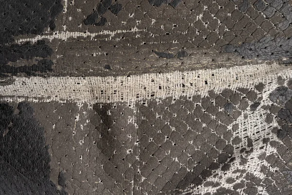 Deri ofis koltuğu arkaplan dokusunda yırtık siyah kumaş. eskimiş döşeme sandalyesi