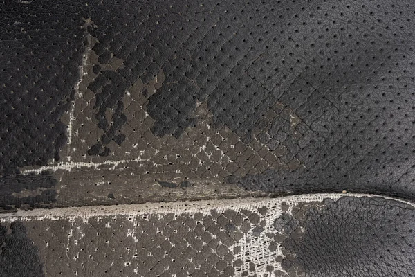 Deri ofis koltuğu arkaplan dokusunda yırtık siyah kumaş. eskimiş döşeme sandalyesi