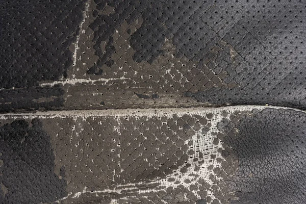 Deri ofis koltuğu arkaplan dokusunda yırtık siyah kumaş. eskimiş döşeme sandalyesi