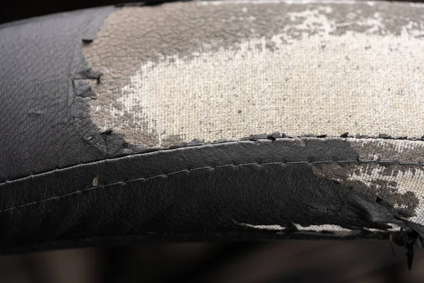 Deri ofis koltuğu arkaplan dokusunda yırtık siyah kumaş. eskimiş döşeme sandalyesi