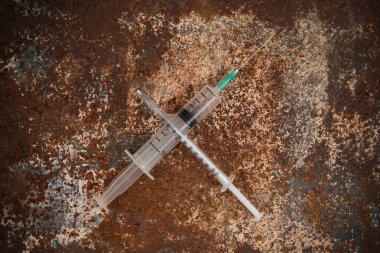 Paslı arka planda şırınga ve uyuşturucu. Şırınga. Bağımlılık