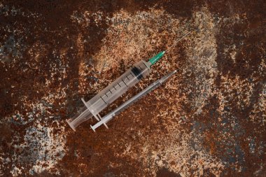 Paslı arka planda şırınga ve uyuşturucu. Şırınga. Bağımlılık