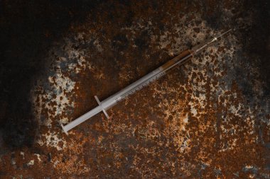 Paslı arka planda şırınga ve uyuşturucu. Şırınga. Bağımlılık