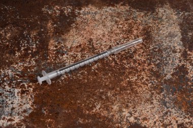 Paslı arka planda şırınga ve uyuşturucu. Şırınga. Bağımlılık