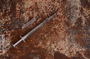 Paslı arka planda şırınga ve uyuşturucu. Şırınga. Bağımlılık