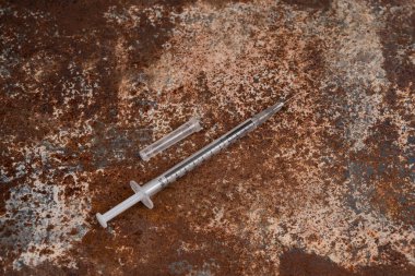 Paslı arka planda şırınga ve uyuşturucu. Şırınga. Bağımlılık