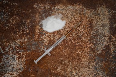 Paslı arka planda şırınga ve uyuşturucu. Şırınga. Bağımlılık