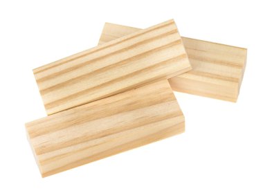 Beyaz arka planda izole edilmiş tahta bloklar. Tahta bloklar parçalandı ve beyaz zemin üzerine inşa ediliyor