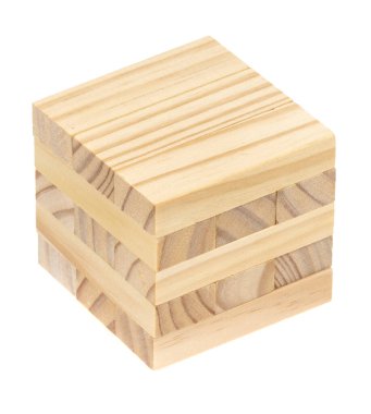 Beyaz arka planda izole edilmiş tahta bloklar. Tahta bloklar parçalandı ve beyaz zemin üzerine inşa ediliyor