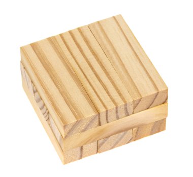 Beyaz arka planda izole edilmiş tahta bloklar. Tahta bloklar parçalandı ve beyaz zemin üzerine inşa ediliyor