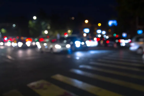 Straßenbild Mit Fußgängern Und Autos Defokussiert — Stockfoto