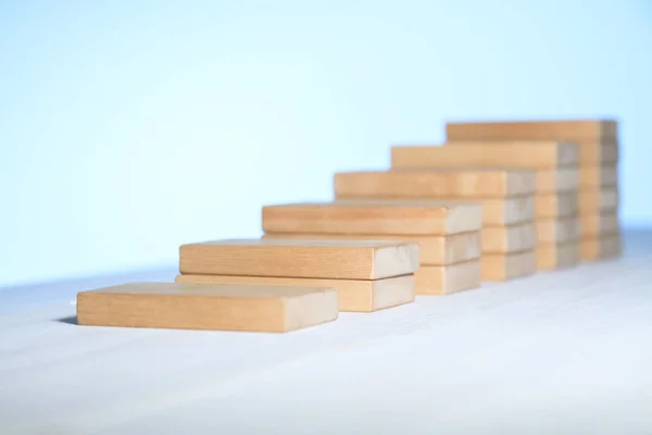 Close Van Zakenman Bouwen Houten Blokken Tafel — Stockfoto