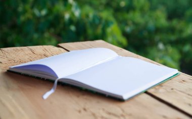 Boş bir defter yakın çekim görünümünü ahşap tablo