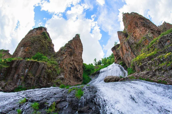 Jermuk şelale Ermenistan'da Arpa nehrinde Panoraması.
