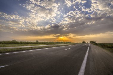 Gün batımında otoyol bomboş.. 