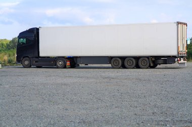 Beyaz büyük kamyon yolda duruyor.. 