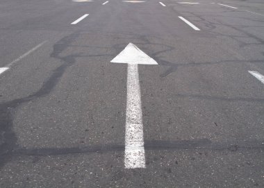 Asphalt Yolu 'ndaki Beyaz Ok İşareti