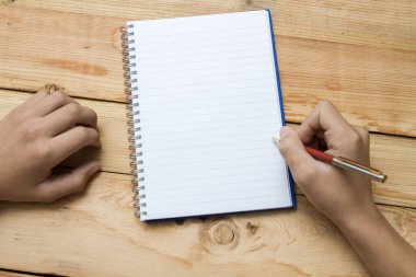 Boş kağıt, elle ve kalemle fikri bekliyor.. 