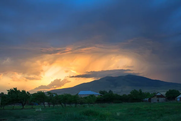 Paisaje Naranja Atardecer Con Hierba Verde Árboles Pocas Casas — Foto de Stock