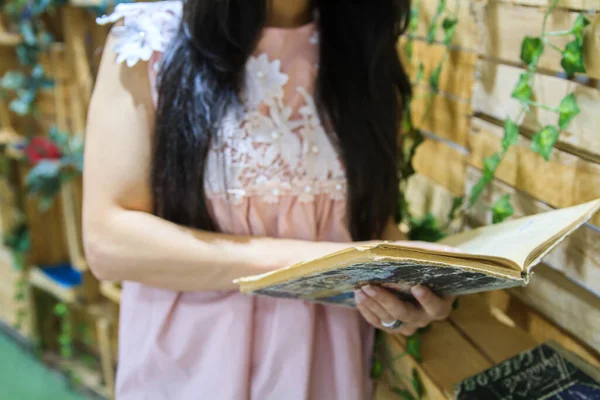 Close Uma Fêmea Segurando Livro Antigo — Fotografia de Stock