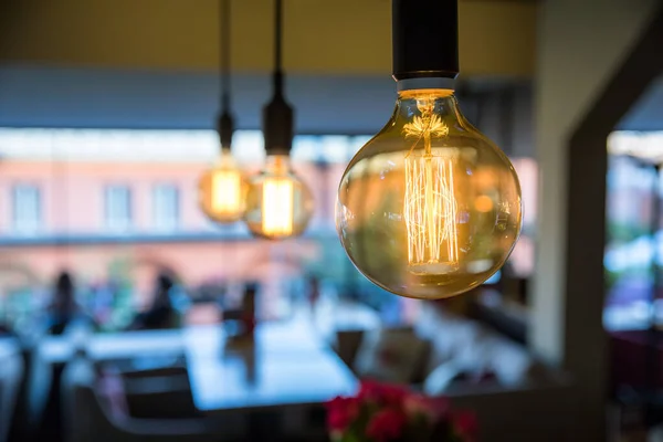 Hängande Retroglödlampa Caféet Eller Kaféet Inredning Loft Stil Modern Vintage — Stockfoto