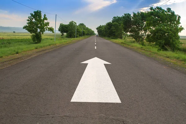 Pijl Bord Naar Voren Gericht Lange Lege Rechte Weg — Stockfoto