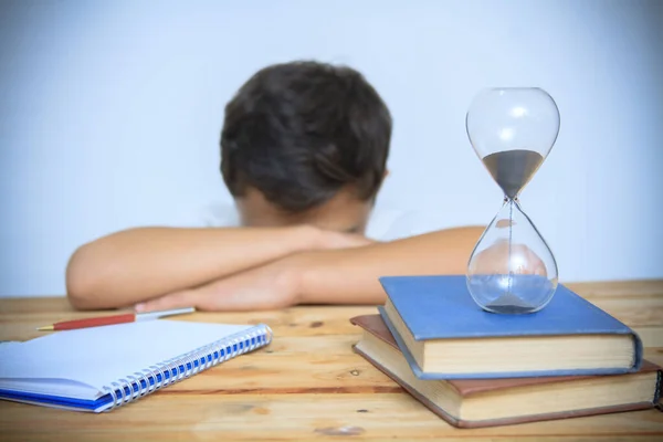 Sluiten Van Een Zandloper Voorkant Van Boos Zakenman — Stockfoto