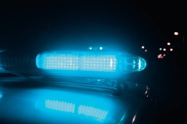 Geceleri polis arabasının ışıkları