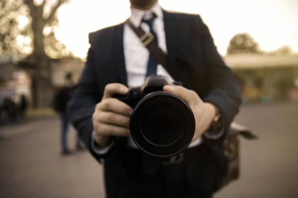 Empresario Traje Corbata Tomando Fotos Con Cámara —  Fotos de Stock