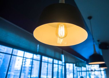 Tavandan sarkan ampullerin yakın çekim görüntüsü.