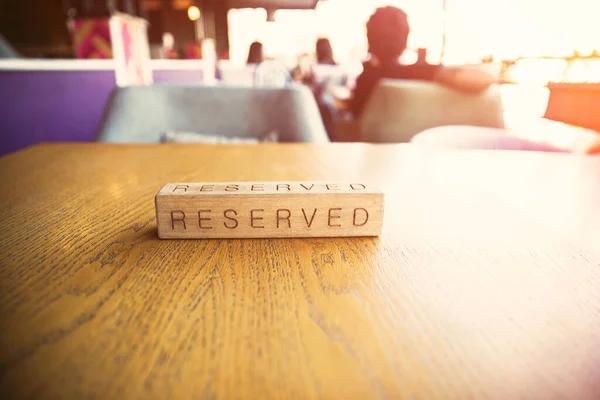 Restaurante Con Letrero Madera Reservado Mesa —  Fotos de Stock