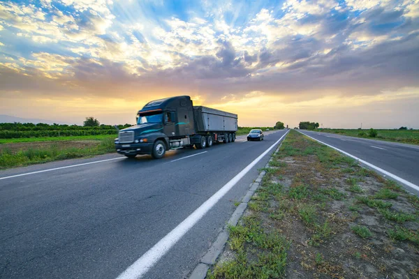 Grote Vrachtwagen Een Auto Weg Bij Een Geweldige Dramatische Zonsondergang — Stockfoto