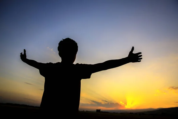 Niño Levantando Las Manos Sobre Cielo Puesta Del Sol Disfrutando —  Fotos de Stock