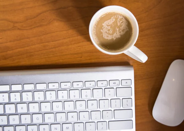 Bürotisch Mit Computertastatur Und Kaffeetasse Auf Dem Schreibtisch — Stockfoto