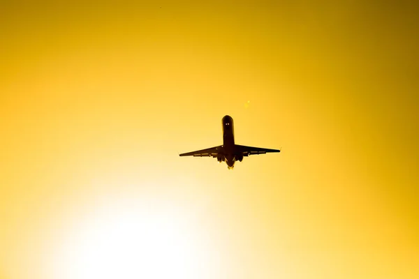 Repülő Repülőgép Sziluett Narancssárga Égen Naplemente — Stock Fotó