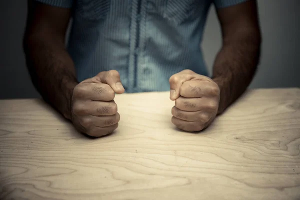 Homem Negócios Irritado Bateu Punho Para Mesa Estação Trabalho Escritório — Fotografia de Stock