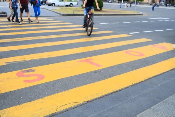Fußgängerüberweg Auf Der Straße Mit Gelben Streifen — Stockfoto