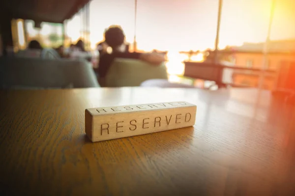 Restaurant Mit Reserviertem Holzschild Auf Dem Tisch — Stockfoto