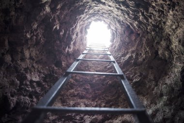 Mağara ışığının sonuna giden merdivenler, umudun sembolü..  