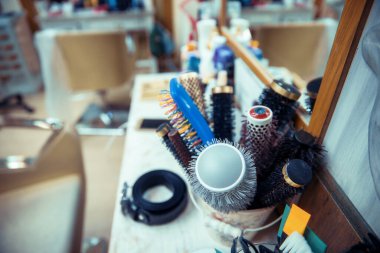 Kuaför aletleri seti kuaför masasında.