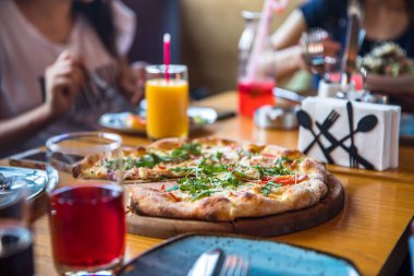 Sıcak pizza ve içeceklerle arkadaşça bir parti..