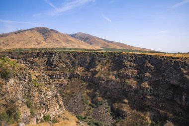 Çarpıcı kırmızı, turuncu ve sarı kumtaşı uçurumlarının havadan manzarası. 