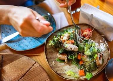 Restoranda ya da kafede salatalı bir tabak.. 