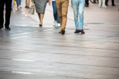 Şehrin merkez geçidinde yürüyen ve dinlenen insanlar.. 