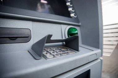 ATM para makinesi kapanıyor, çalışıyor ve çalışıyor, etrafta kimse yok..