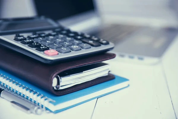 Kalem ve hesap makineli klasik deri defter.