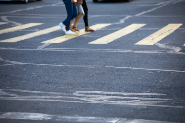 Pies Los Peatones Cruzando Calle Ciudad Primer Plano —  Fotos de Stock