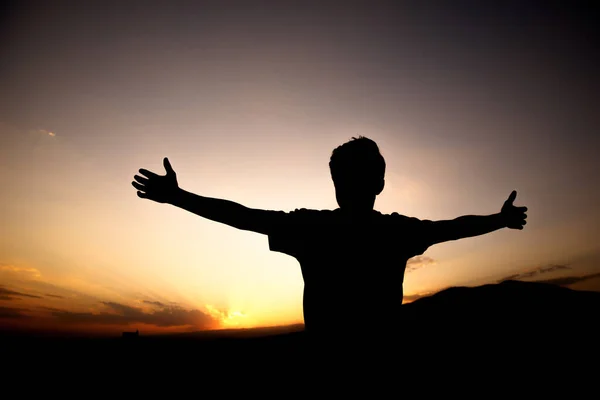 Menino Levantando Mãos Sobre Céu Pôr Sol Desfrutando Vida Natureza — Fotografia de Stock