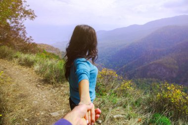 Kız elini ormanda bir patikada gezdiriyor..